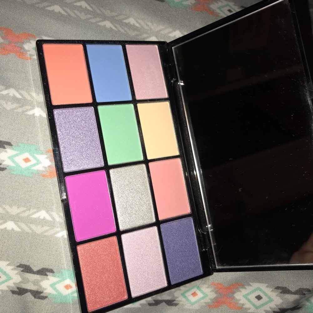NYX professional makeup air eyeshadow pallet